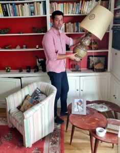 Sébastien Sophin réalisant une estimation de meubles lors d’un débarras succession avec revalorisation des biens