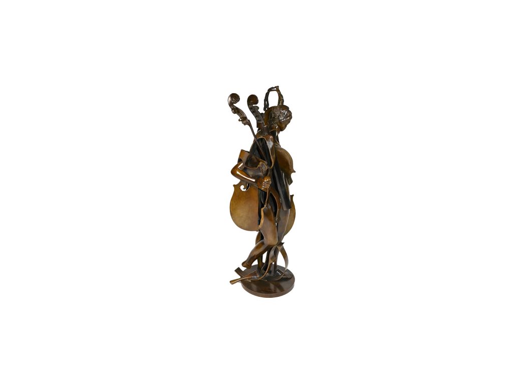Antiquaire et brocanteur à Paris Une introduction à cette sculpture en bronze révèle une figure abstraite jouant d'un instrument à cordes, avec des parties du corps allongées et déformées de manière fluide et artistique. Inspiré par Arman et le mouvement Nouveau Réalisme, il repose sur une base ronde ornée de détails complexes et incurvés qui soulignent son thème artistique et musical.