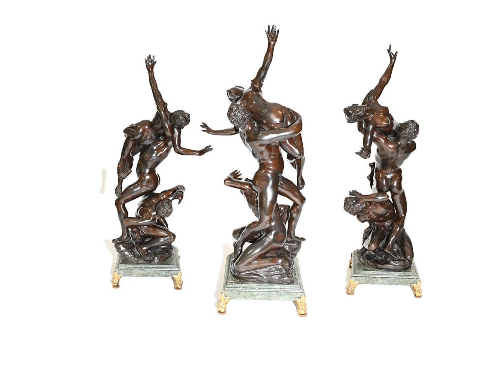Antiquaire et brocanteur à Paris Quatre sculptures en bronze représentent des personnages empêtrés dans des poses dramatiques, exprimant la lutte et l'intensité. Chaque sculpture repose sur une base carrée verte et dorée. Inspirés de la mythologie et de L'Enlèvement des Sabines, les personnages nus sont entrelacés, mettant en valeur une musculature détaillée et un mouvement dynamique sur un fond blanc uni.