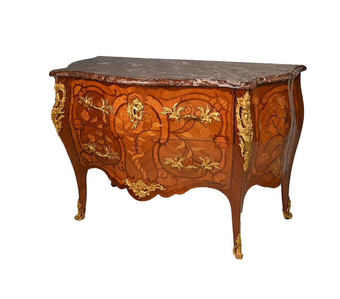Antiquaire et brocanteur à Paris Une commode en bois ornée avec un plateau en marbre foncé poli. Le devant et les côtés sont décorés de motifs floraux et de vignes complexes en or, mettant en valeur un style classique. Il présente des pieds élégants et incurvés également ornés de détails dorés et possède un bord incurvé et festonné le long du dessus, un véritable guide complet pour un design opulent.