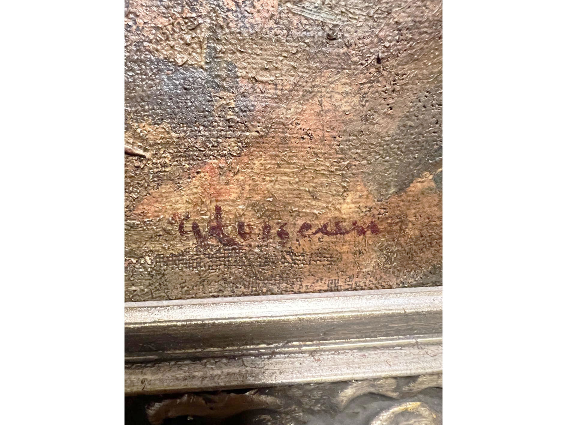 Antiquaire et brocanteur à Paris Gros plan d'un tableau texturé et vieilli rappelant le style de Gustave Loiseau, présentant une signature à l'encre rouge foncé ou marron indiquant "T. Lukisan" en bas à gauche. La surface du tableau présente des couches de coups de pinceau caractéristiques de l'impressionnisme, avec un cadre métallique orné partiellement visible sur le bord inférieur.