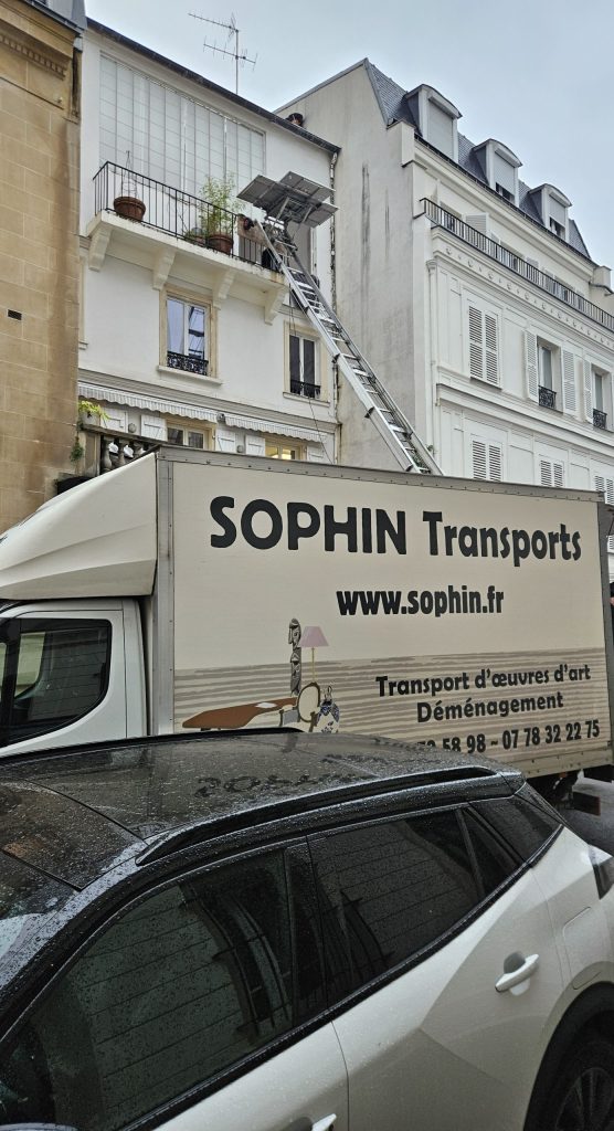 Camion de déménagement avec monte-meubles à Paris pour un transport longue distance vers Mulhouse.