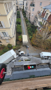 Monte-meuble obligatoire étage utilisé pour débarras sécurisé en immeuble par Sophin Transport