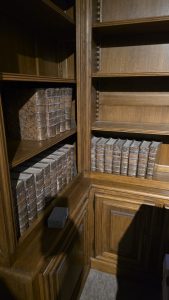 Estimation professionnelle de livres anciens et de collection réalisée par un expert en transport et manutention spécialisée.