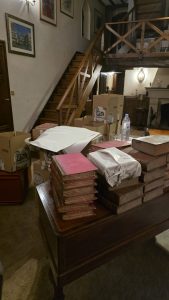 Livre ancien emballé individuellement dans un papier expert sans acide pour transport et conservation professionnelle.