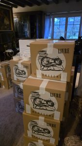 Carton renforcé utilisé pour protéger et transporter des livres anciens et ouvrages de collection lors d’un déménagement spécialisé.