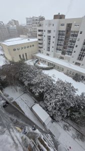 Camion de débarras vu du dessus sous la neige, équipé d’un monte-meuble pour une intervention sécurisée en conditions hivernales.