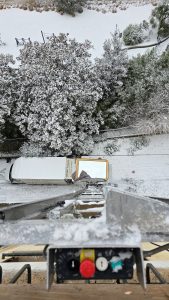 Monte-meuble installé sous la neige pour un débarras d’appartement en toute sécurité, malgré des conditions climatiques difficiles.