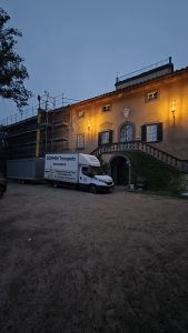 Camion avec remorque réalisant un transport professionnel de Paris vers Pise, sécurisé et optimisé.