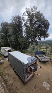 Camion et remorque assurant un transport professionnel longue distance, sécurisé et parfaitement organisé.