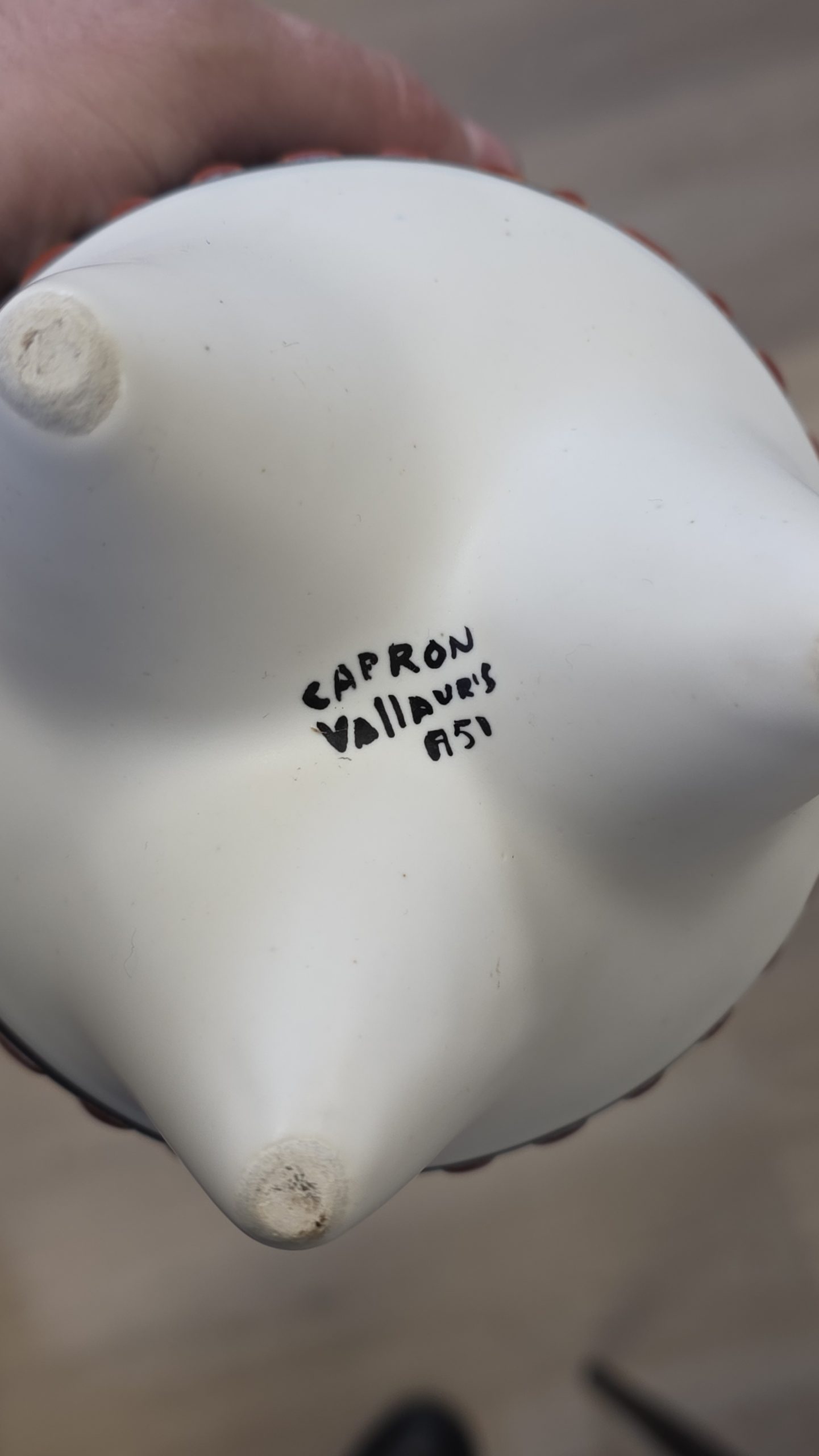 Signature Capron Vallauris A51 sous une céramique de Roger Capron