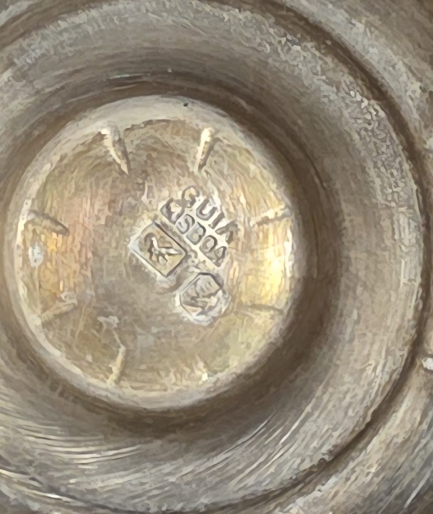 Poinçon argent massif portugais 883 visible au fond d’un objet d’argenterie ancien