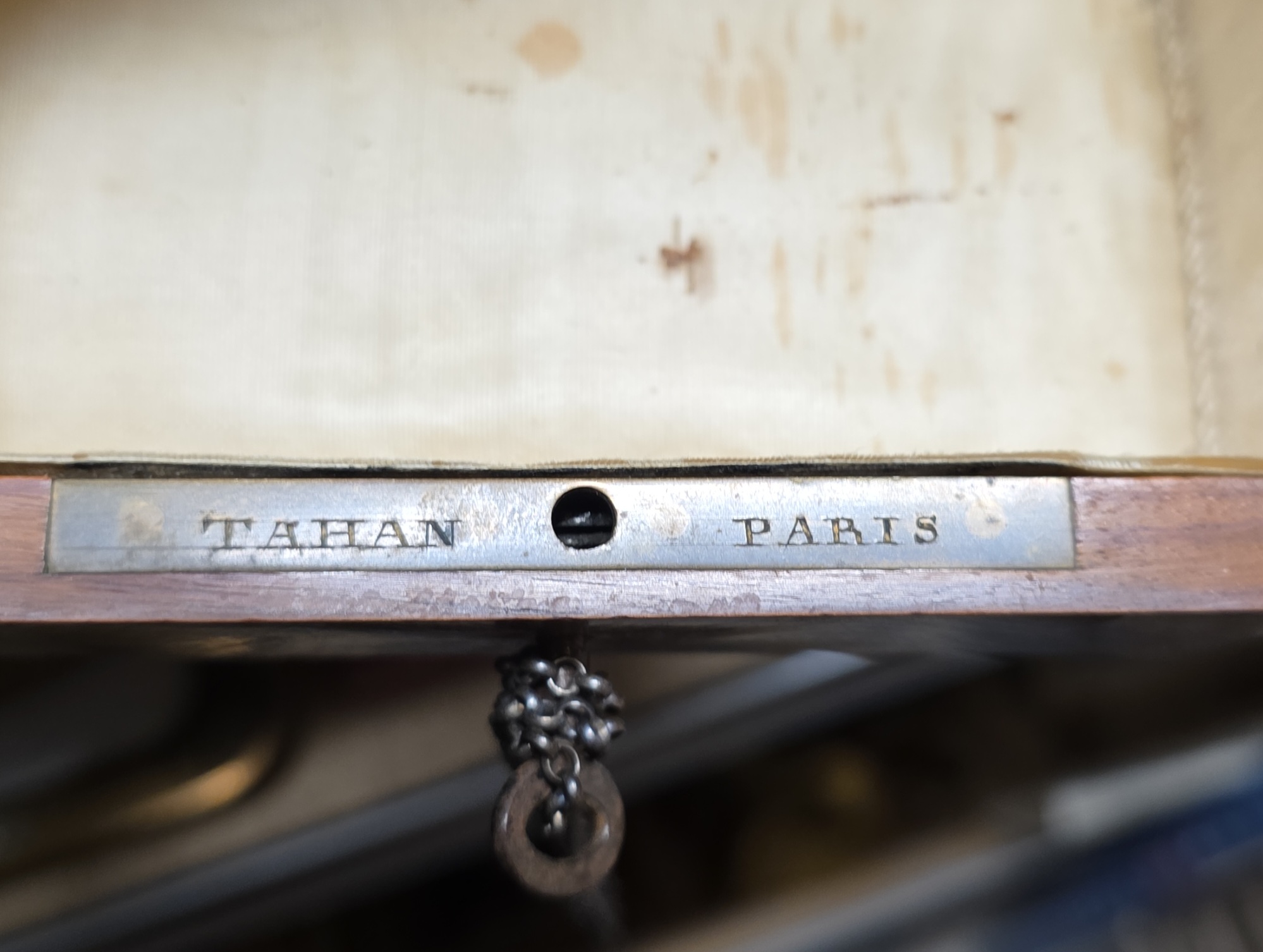 Signature Tahan sur meuble ancien