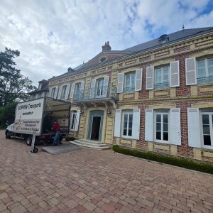 Camion de déménagement Sophin Transport devant une grande maison lors d’un déménagement entre Paris et Belle-Île-en-Mer.