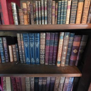 Bibliothèque de livres anciens expertisée gratuitement par Sophin Antiquités lors d'une estimation de livres anciens.