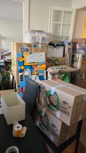 Cartons de déménagement soigneusement emballés dans un appartement à Paris 17 avant leur transport par SOPHIN Transport.